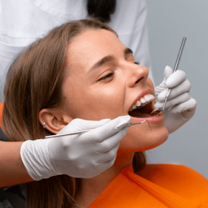 close-up-dentist-instruments